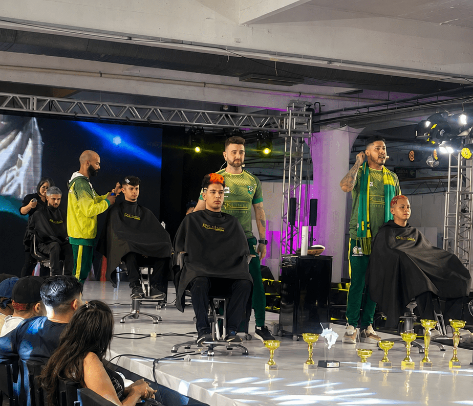 Jardel Proença em palco no mundial de barbeiros
